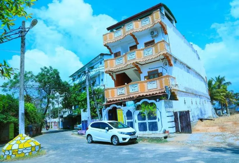 Majatalo Sunraay Beach Inn