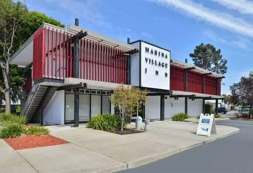 בית מלון כפרי Marina Village Inn