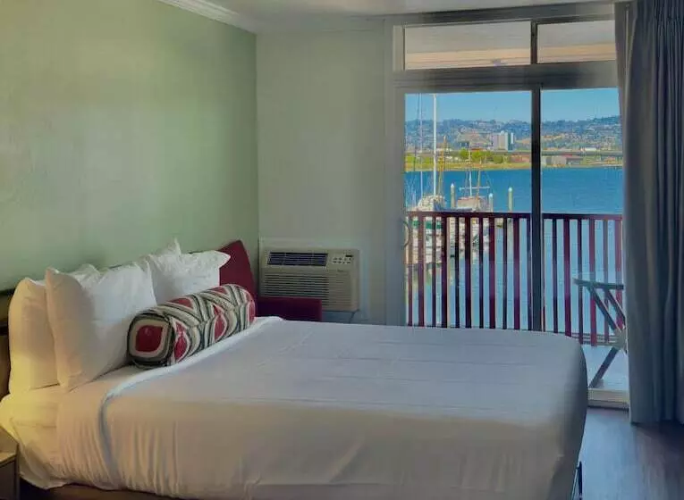 בית מלון כפרי Marina Village Inn