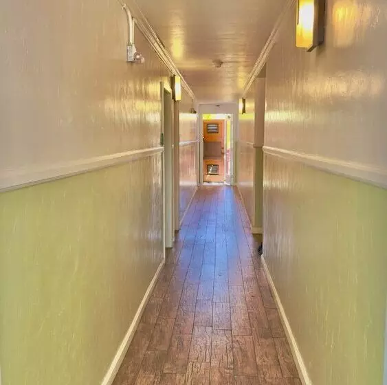 בית מלון כפרי Marina Village Inn