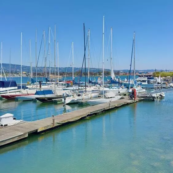 בית מלון כפרי Marina Village Inn