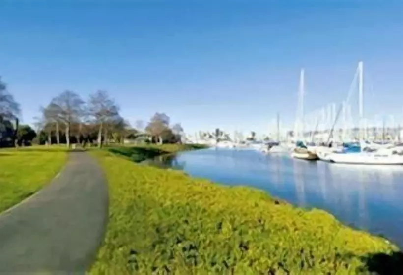 בית מלון כפרי Marina Village Inn