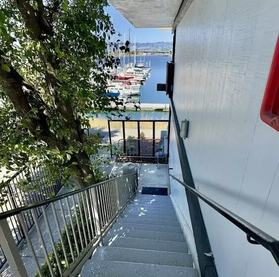 בית מלון כפרי Marina Village Inn