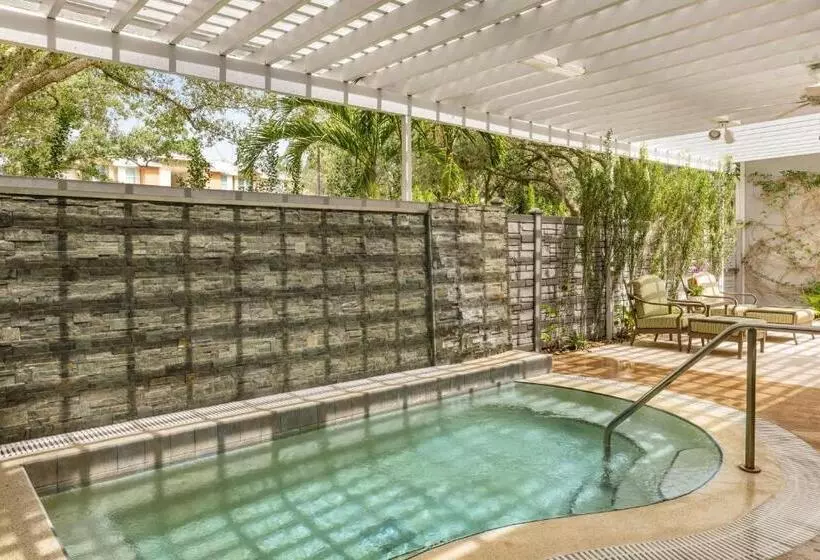 هتل Marriott's Cypress Harbour Villas