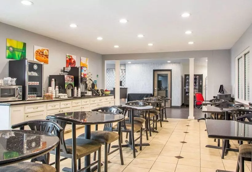 Hotelli Quality Inn & Suites North Polaris