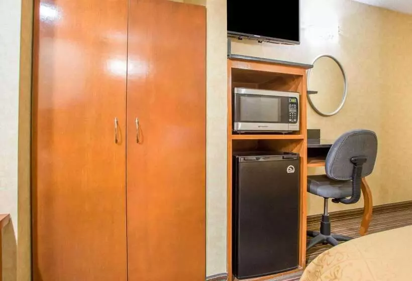 Hotelli Quality Inn & Suites North Polaris