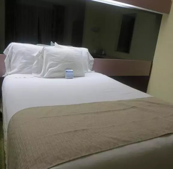 בית מלון כפרי Cedar Bluff Inn