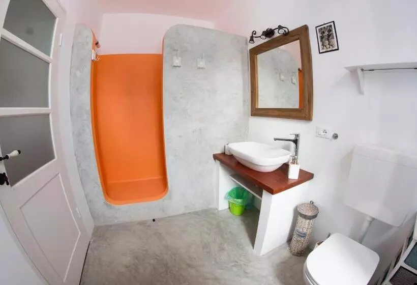 تختخواب و صبحانه Nos Kasa