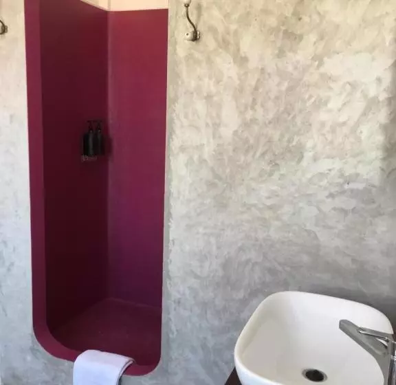 تختخواب و صبحانه Nos Kasa