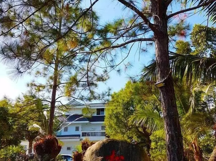 پانسیون Pine Garden Family Villa