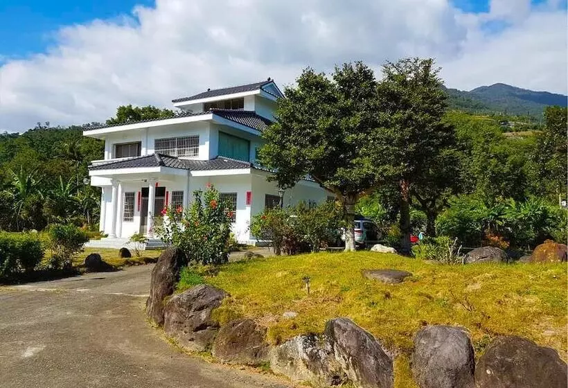 پانسیون Pine Garden Family Villa