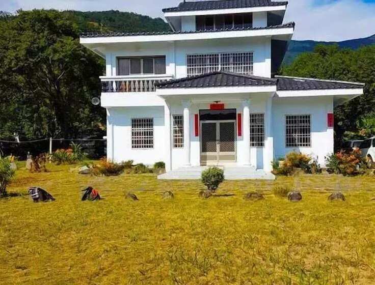 پانسیون Pine Garden Family Villa