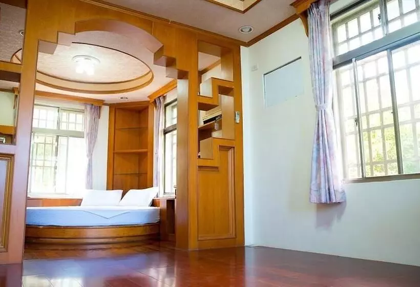 پانسیون Pine Garden Family Villa