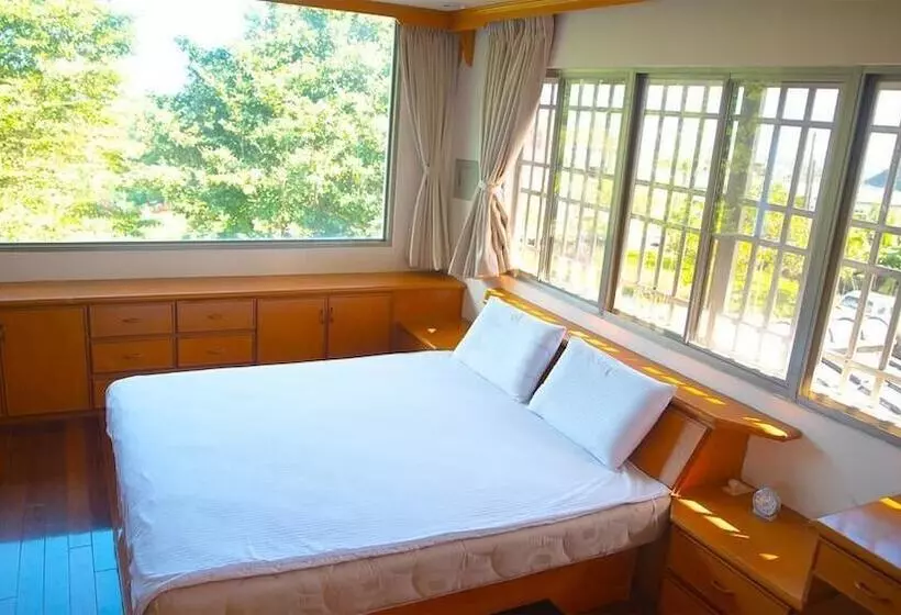 پانسیون Pine Garden Family Villa