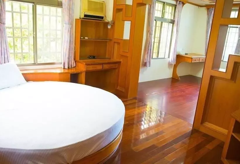 پانسیون Pine Garden Family Villa