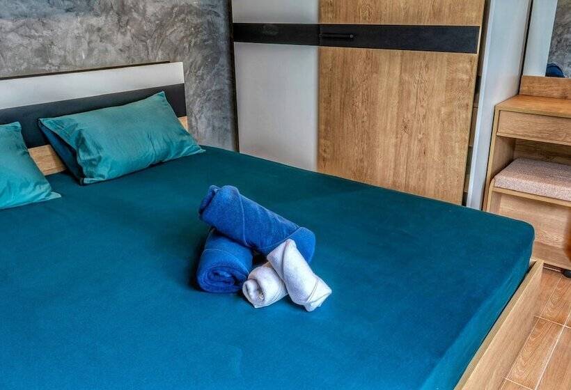 Tropical Living In Modern Villa Lancelot