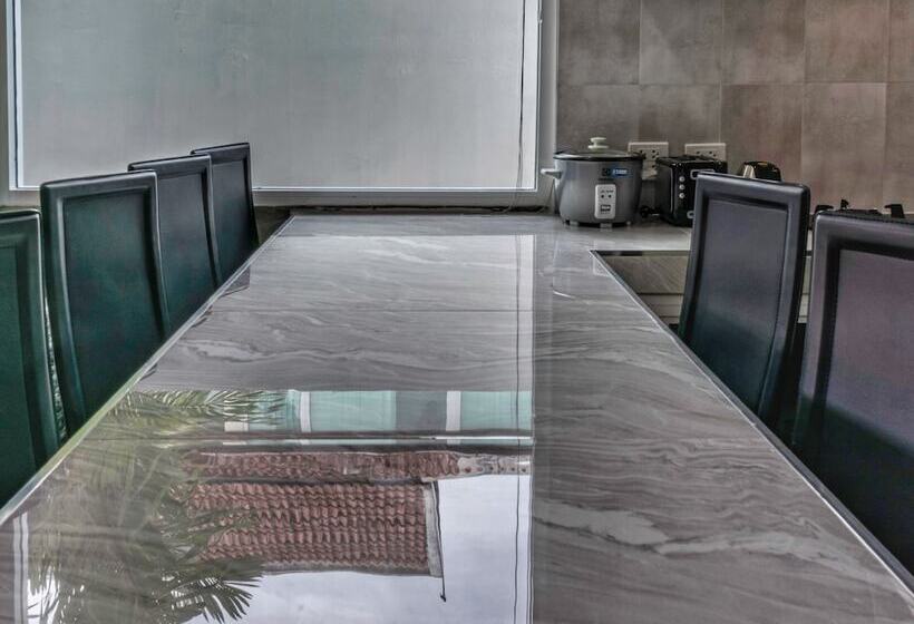 Tropical Living In Modern Villa Lancelot