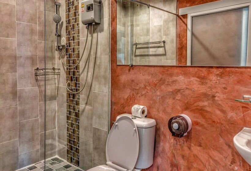 Tropical Living In Modern Villa Lancelot