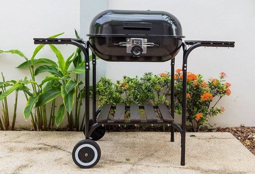 Tropical Living In Modern Villa Lancelot