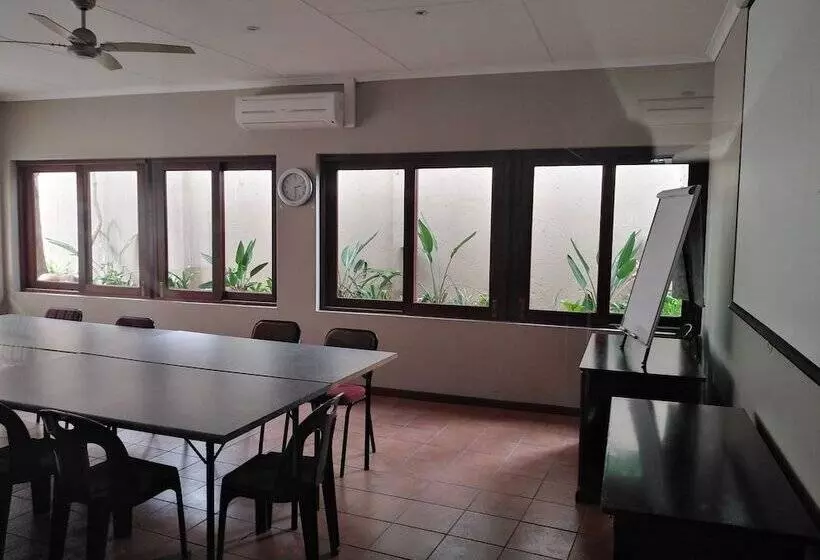 پانسیون Acacia Guest House