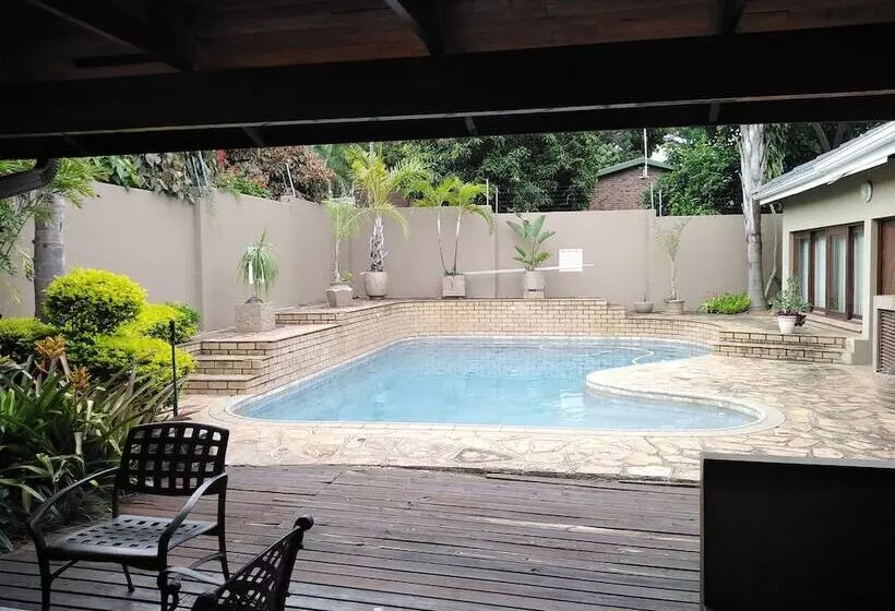 پانسیون Acacia Guest House