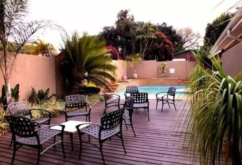 پانسیون Acacia Guest House