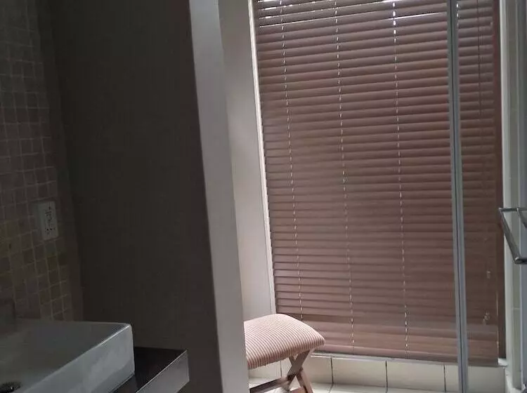 پانسیون Acacia Guest House