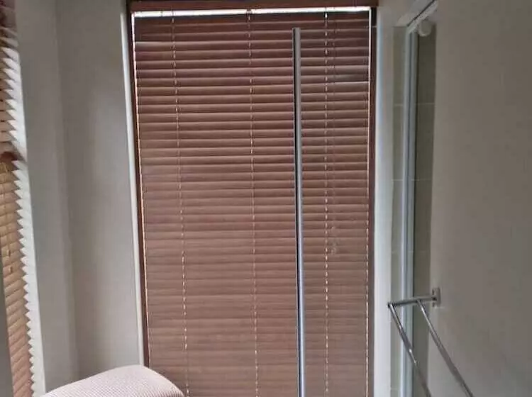 پانسیون Acacia Guest House