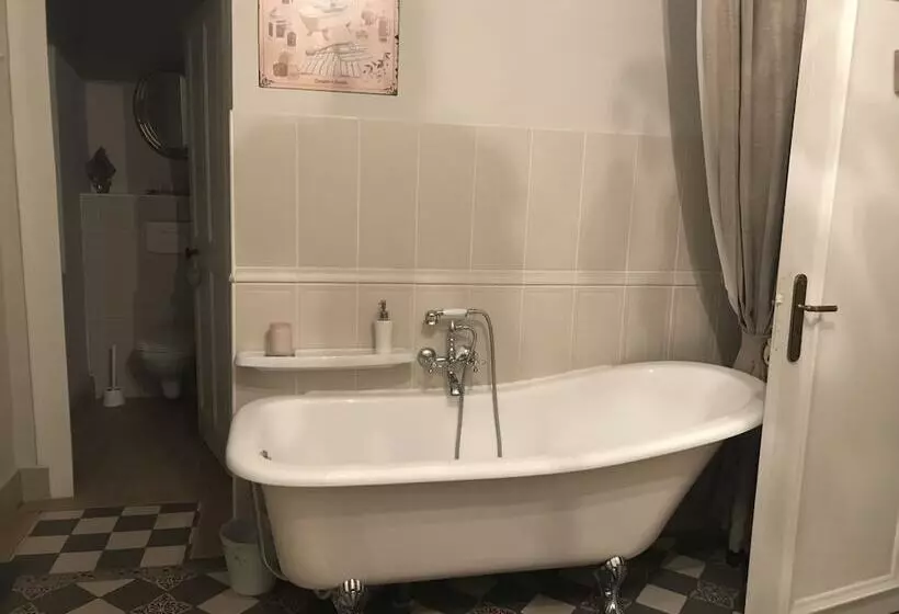 ベッドアンドブレックファースト Le Clos De La Tour