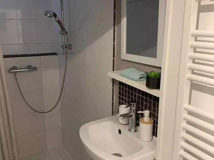 ベッドアンドブレックファースト Le Clos De La Tour