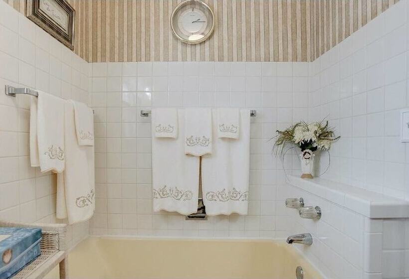 3 Bedroom Lakefront House