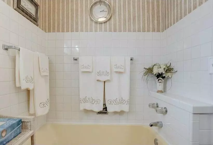 3 Bedroom Lakefront House