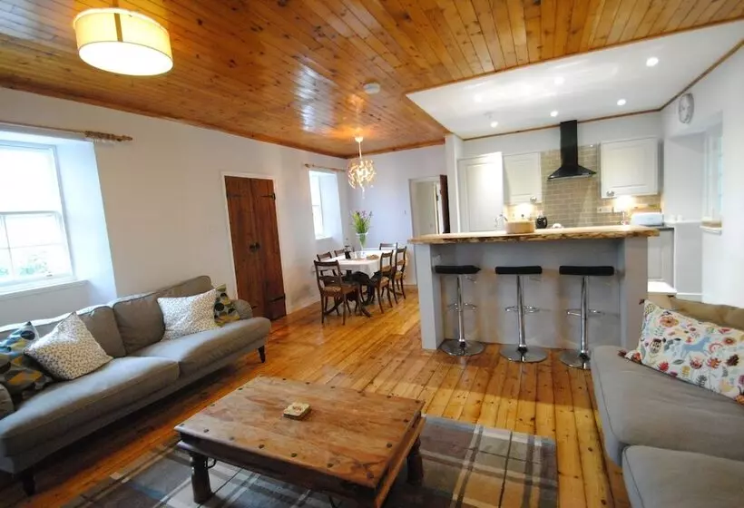 Mauldslie Hill Cottage