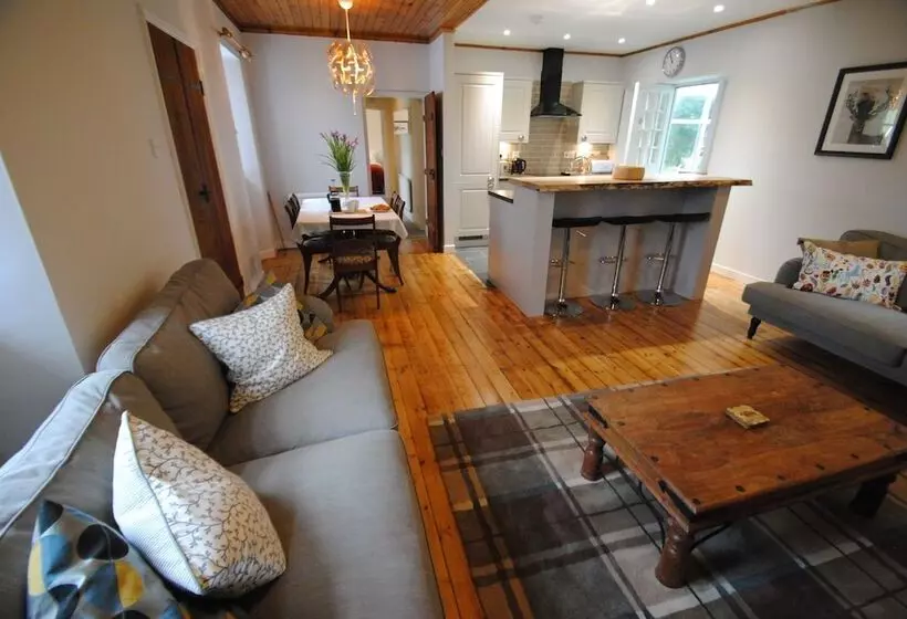 Mauldslie Hill Cottage