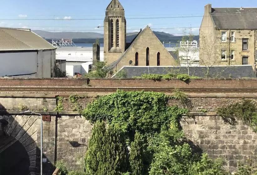 Two Bedroom Victorian Flat In The Centre Of Port Glasgow Close To All Amenities