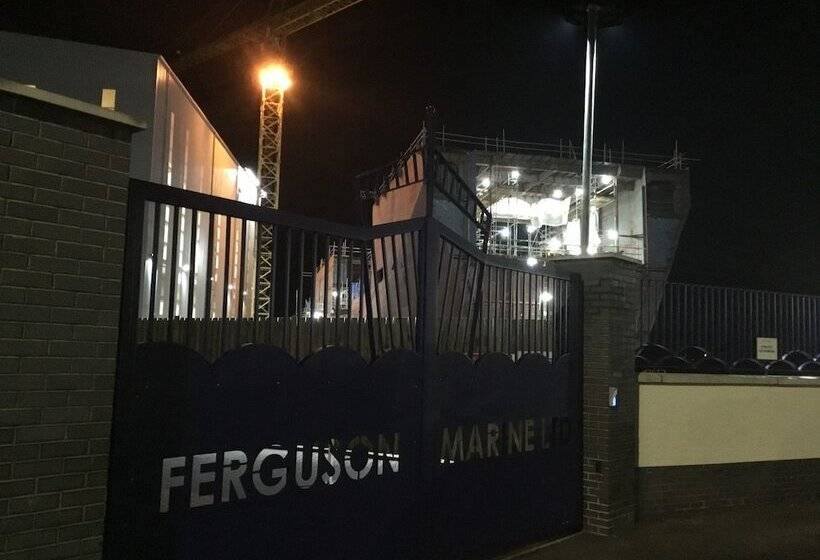 Two Bedroom Victorian Flat In The Centre Of Port Glasgow Close To All Amenities