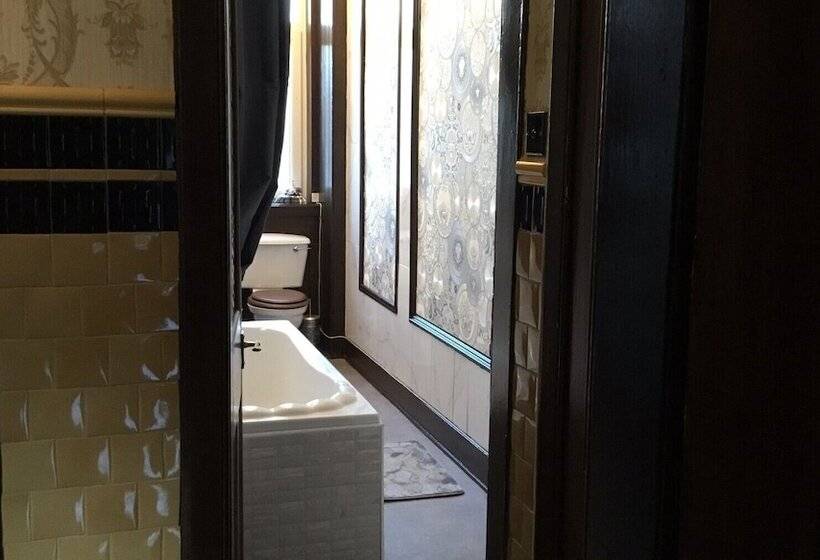 Two Bedroom Victorian Flat In The Centre Of Port Glasgow Close To All Amenities