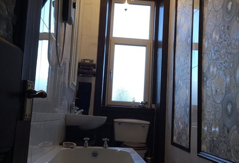 Two Bedroom Victorian Flat In The Centre Of Port Glasgow Close To All Amenities