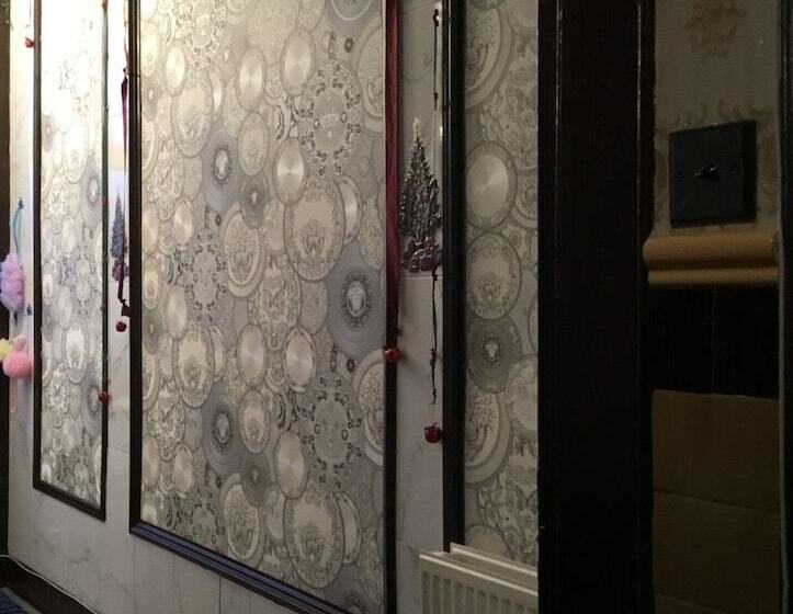 Two Bedroom Victorian Flat In The Centre Of Port Glasgow Close To All Amenities