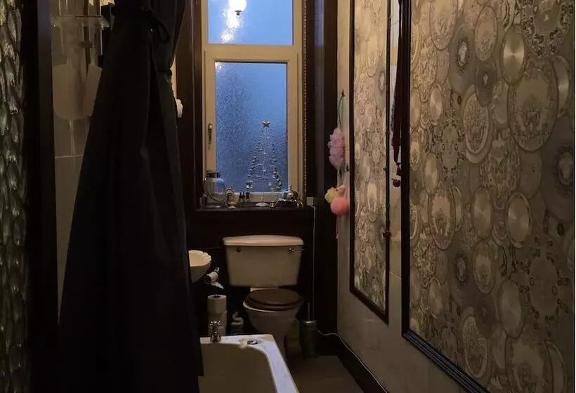 Two Bedroom Victorian Flat In The Centre Of Port Glasgow Close To All Amenities