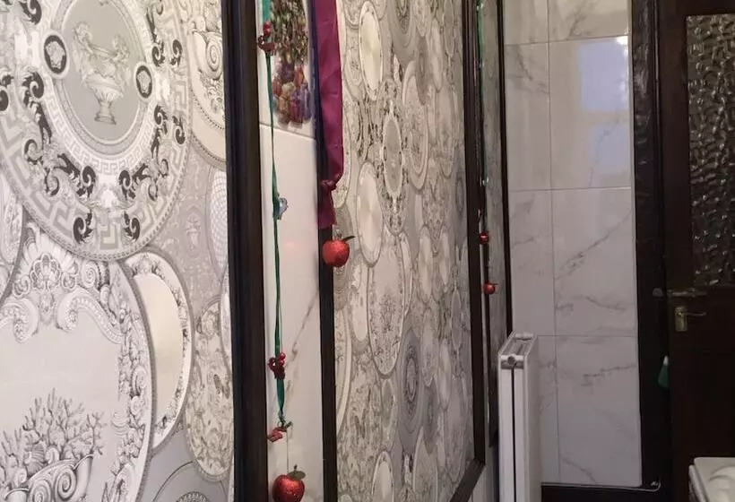 Two Bedroom Victorian Flat In The Centre Of Port Glasgow Close To All Amenities