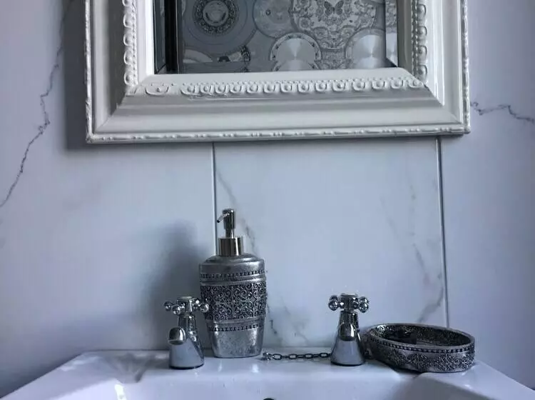 Two Bedroom Victorian Flat In The Centre Of Port Glasgow Close To All Amenities