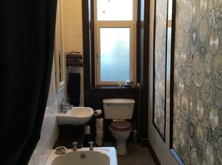 Two Bedroom Victorian Flat In The Centre Of Port Glasgow Close To All Amenities