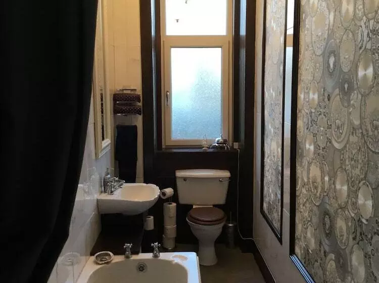 Two Bedroom Victorian Flat In The Centre Of Port Glasgow Close To All Amenities