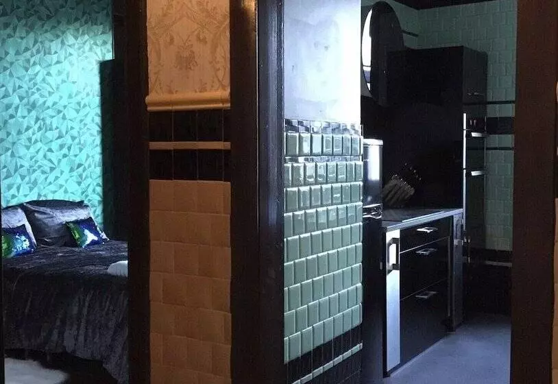 Two Bedroom Victorian Flat In The Centre Of Port Glasgow Close To All Amenities