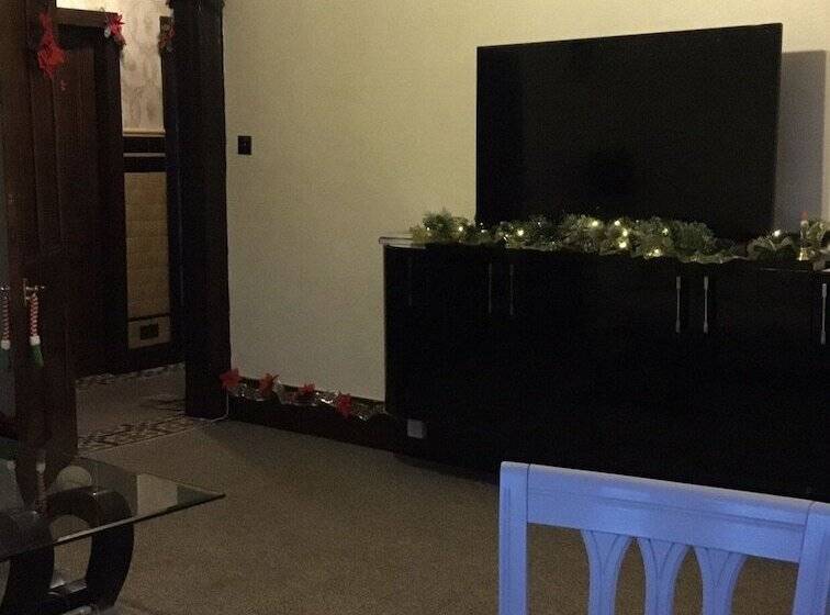 Two Bedroom Victorian Flat In The Centre Of Port Glasgow Close To All Amenities