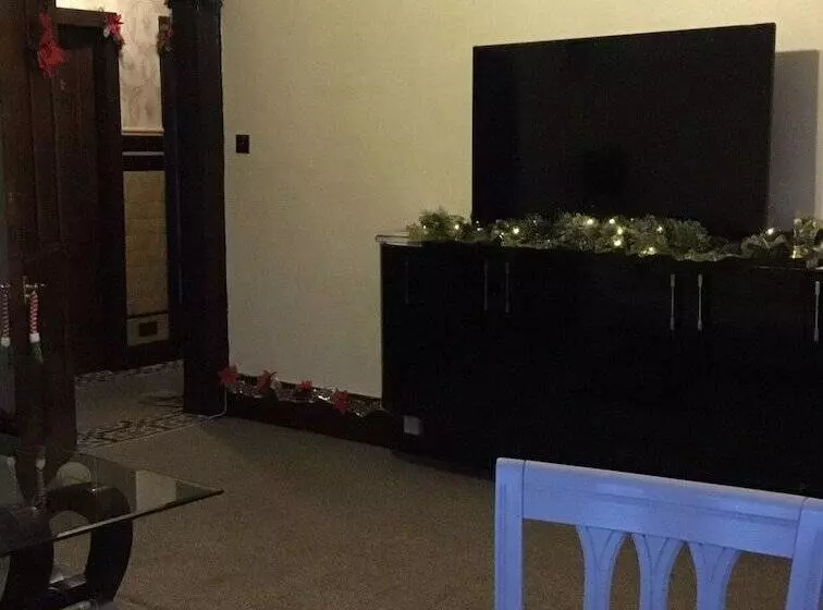 Two Bedroom Victorian Flat In The Centre Of Port Glasgow Close To All Amenities