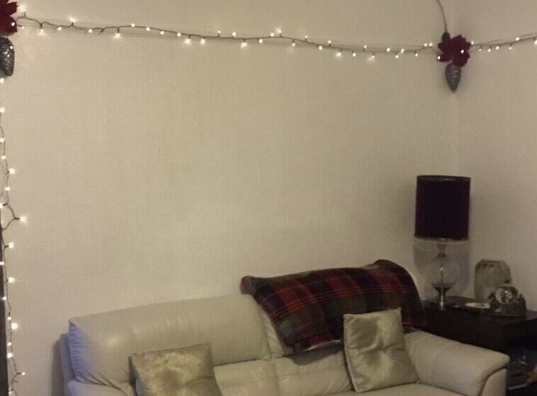 Two Bedroom Victorian Flat In The Centre Of Port Glasgow Close To All Amenities