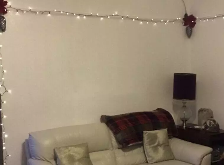 Two Bedroom Victorian Flat In The Centre Of Port Glasgow Close To All Amenities