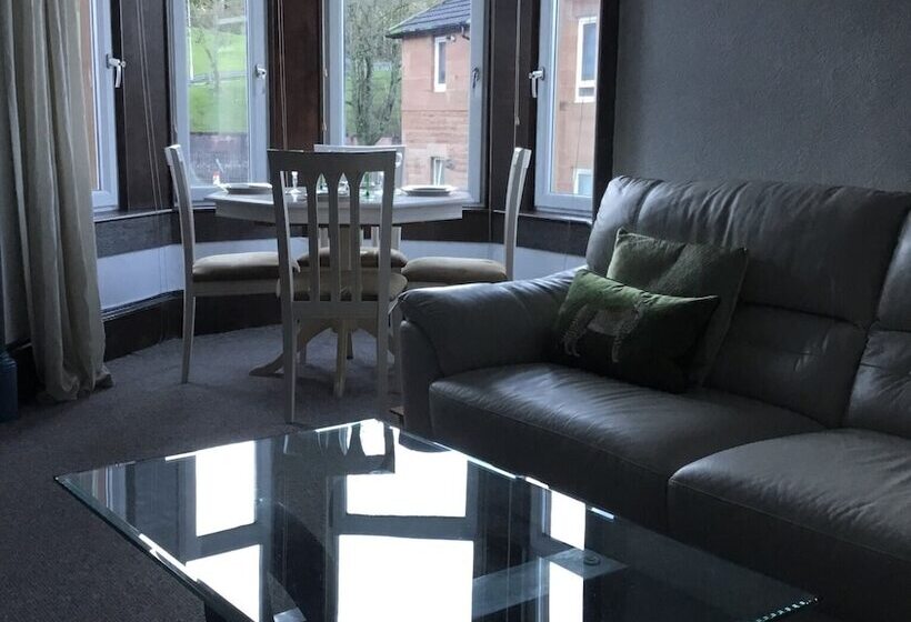 Two Bedroom Victorian Flat In The Centre Of Port Glasgow Close To All Amenities